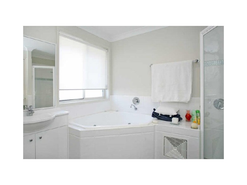 2 Bataan Cct, Bateau Bay NSW 2261