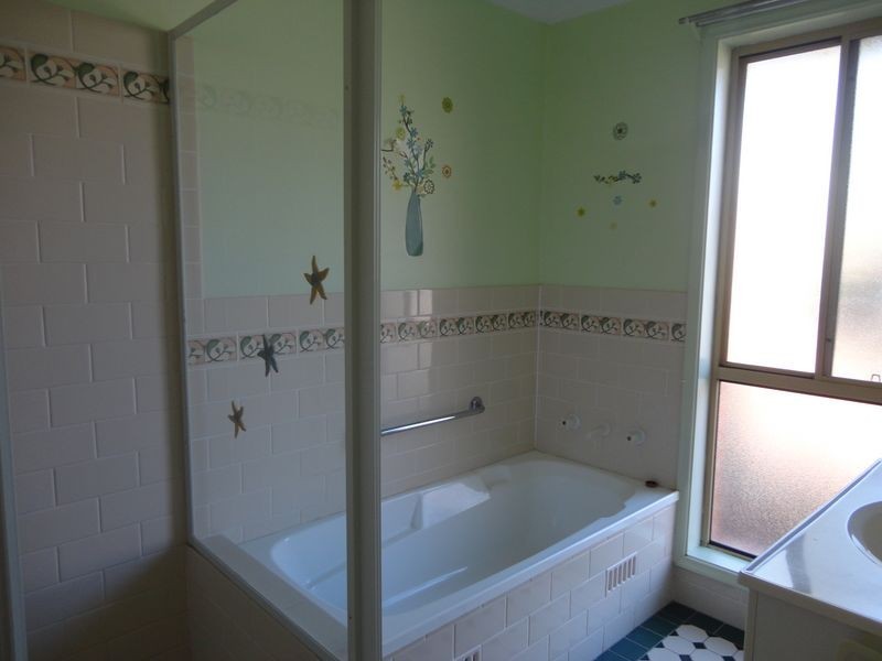 4 Robert Place, Bateau Bay NSW 2261