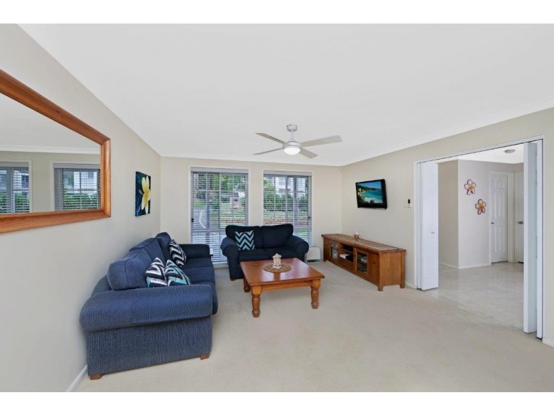 18 Bataan Cct, Bateau Bay NSW 2261