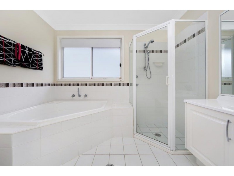 18 Bataan Cct, Bateau Bay NSW 2261