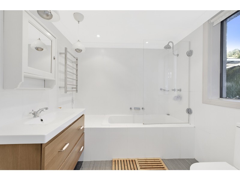 13 Toongara Ave, Bateau Bay NSW 2261