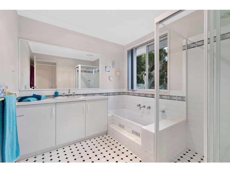 220 Cresthaven Avenue, Bateau Bay NSW 2261