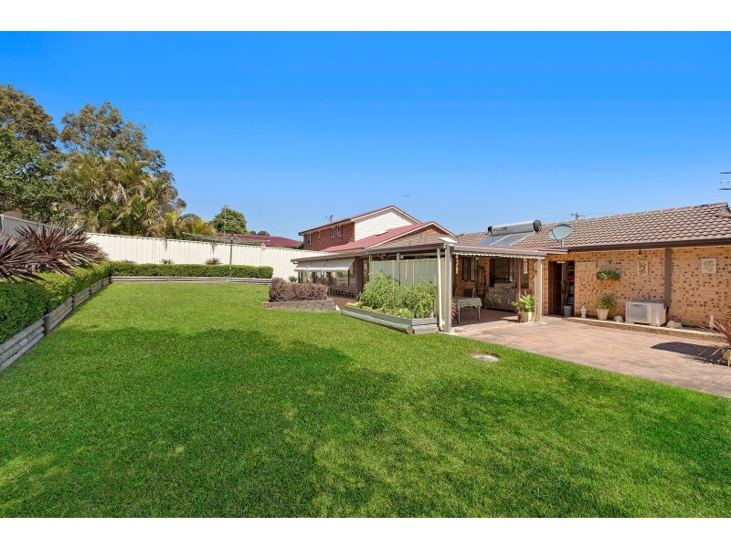 15 Peta Close, Bateau Bay NSW 2261