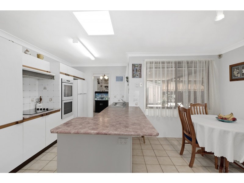 15 Peta Close, Bateau Bay NSW 2261