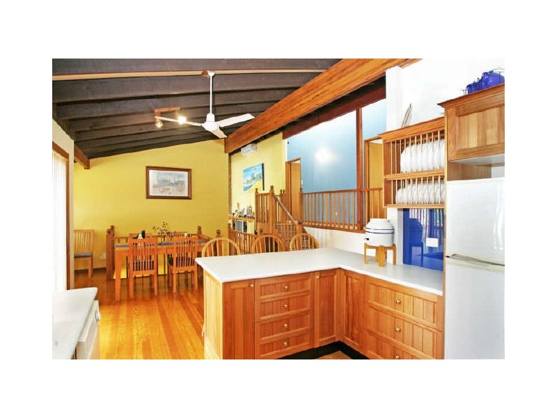 4 Seaspray Close, Bateau Bay NSW 2261