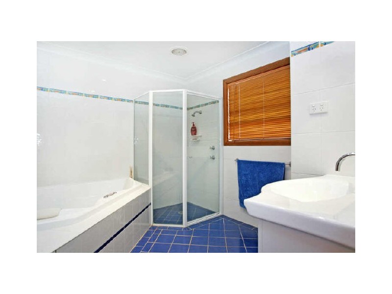 4 Seaspray Close, Bateau Bay NSW 2261