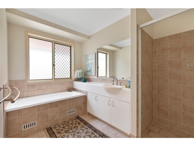 24 MacIntyre Street, Bateau Bay NSW 2261