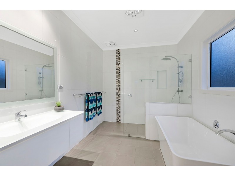 1 Barry Street, Bateau Bay NSW 2261