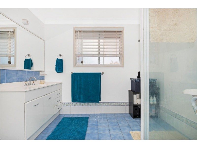 9 Banks Close, Bateau Bay NSW 2261