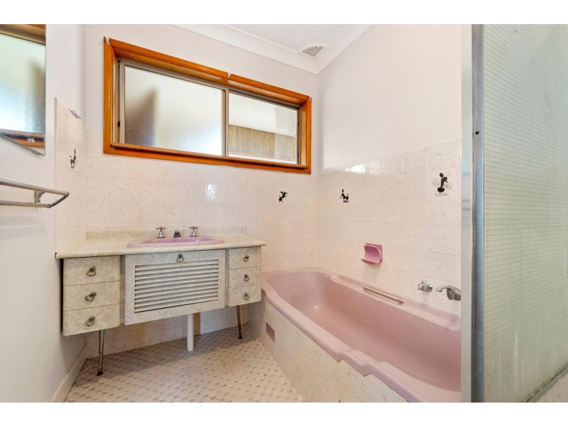 16 Elewa Ave, Bateau Bay NSW 2261