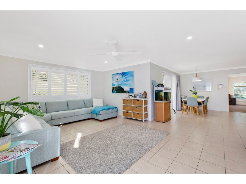 25 Passage Road, Bateau Bay NSW 2261
