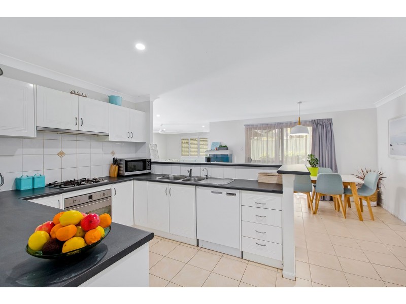 25 Passage Road, Bateau Bay NSW 2261