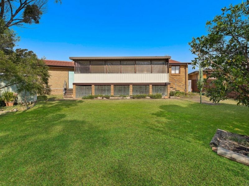 32 Premier Way, Bateau Bay NSW 2261