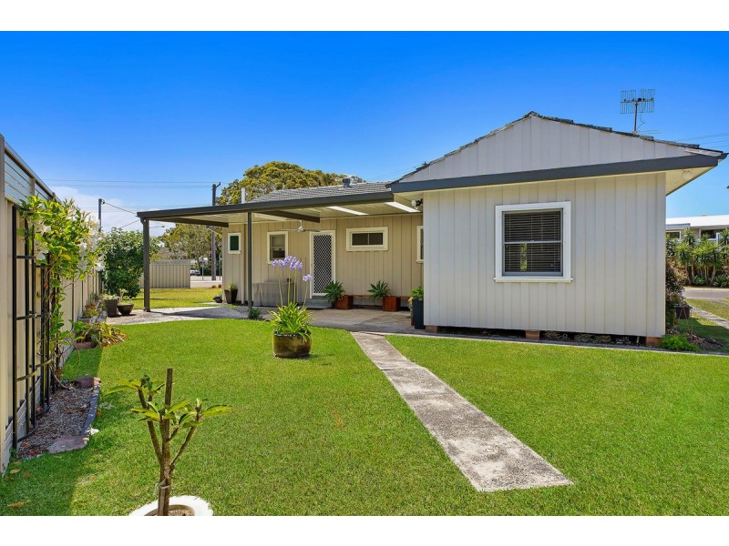 28 Bateau Bay Road, Bateau Bay NSW 2261