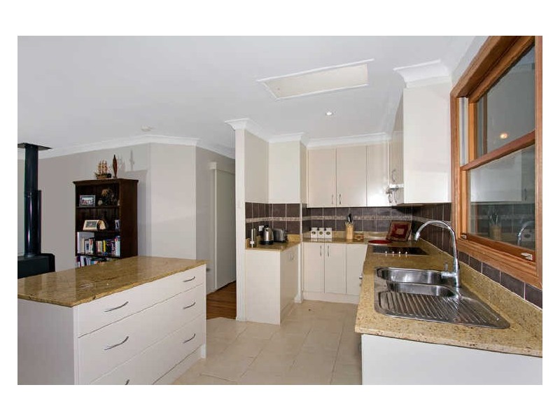 4 Talara Avenue, Bateau Bay NSW 2261