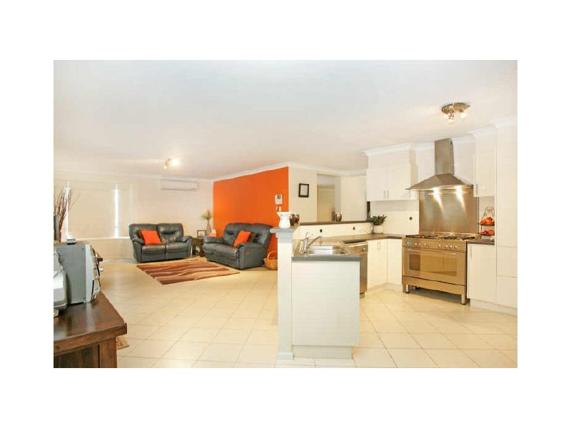 33 Bataan Cct, Bateau Bay NSW 2261
