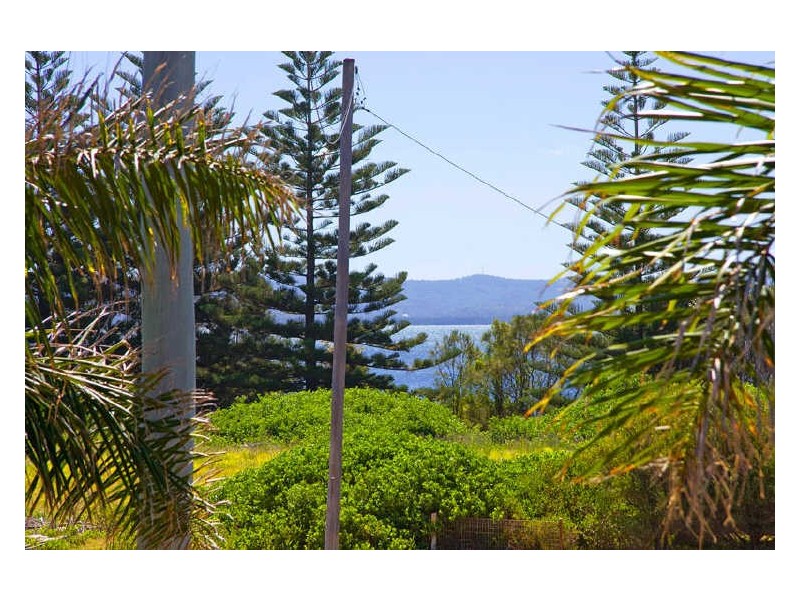 4 Wilfred Barret Dr, The Entrance North NSW 2261