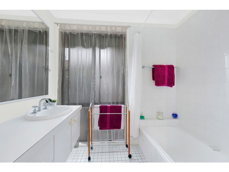 12 Jessica Street, Bateau Bay NSW 2261