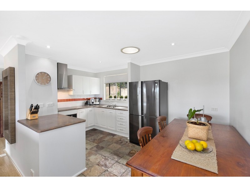 8 Valley View Road, Bateau Bay NSW 2261