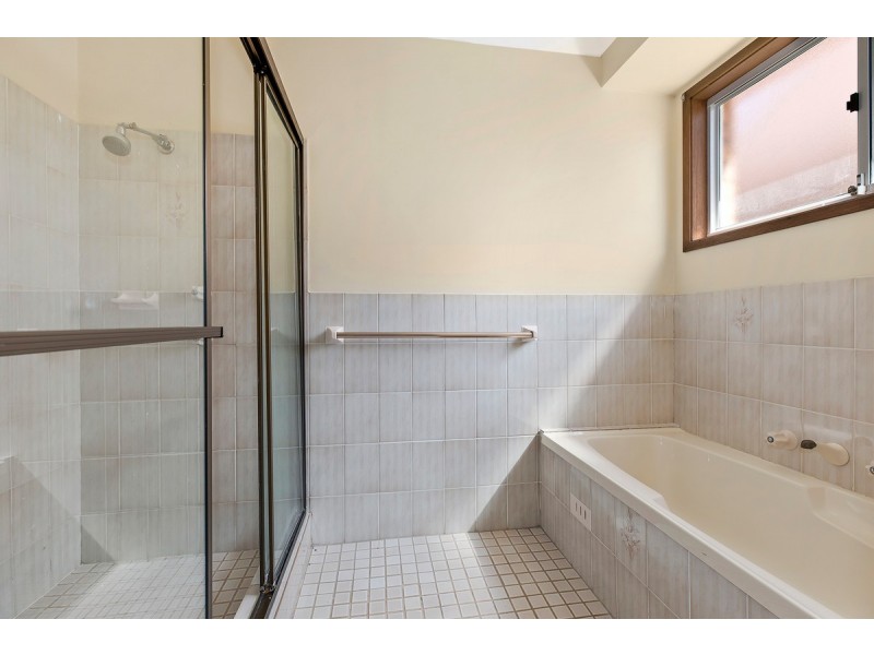 28 Sir Joseph Banks Drive, Bateau Bay NSW 2261