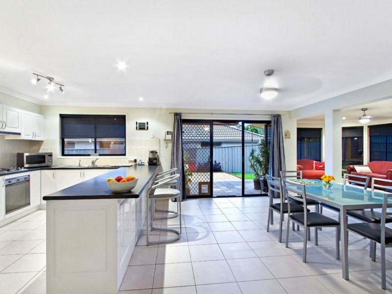 43 Bataan Circuit, Bateau Bay NSW 2261