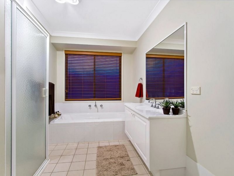 43 Bataan Circuit, Bateau Bay NSW 2261