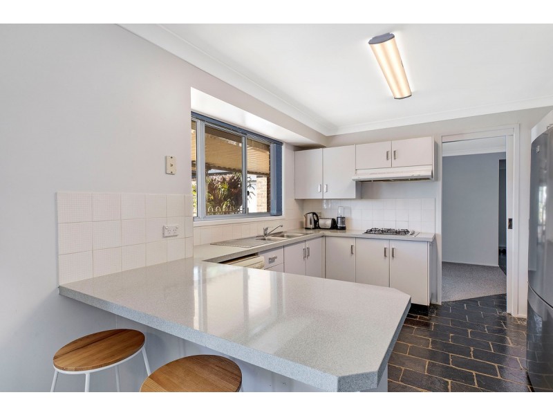 205 Cresthaven Avenue, Bateau Bay NSW 2261