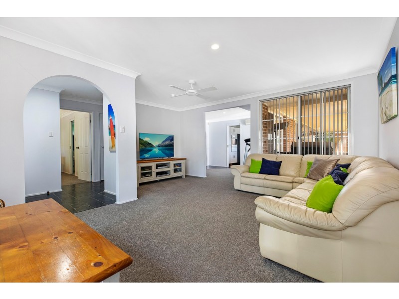 205 Cresthaven Avenue, Bateau Bay NSW 2261