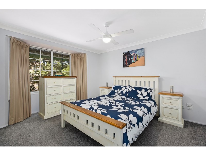 205 Cresthaven Avenue, Bateau Bay NSW 2261