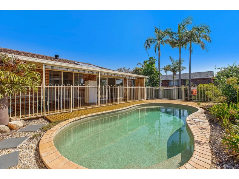 205 Cresthaven Avenue, Bateau Bay NSW 2261