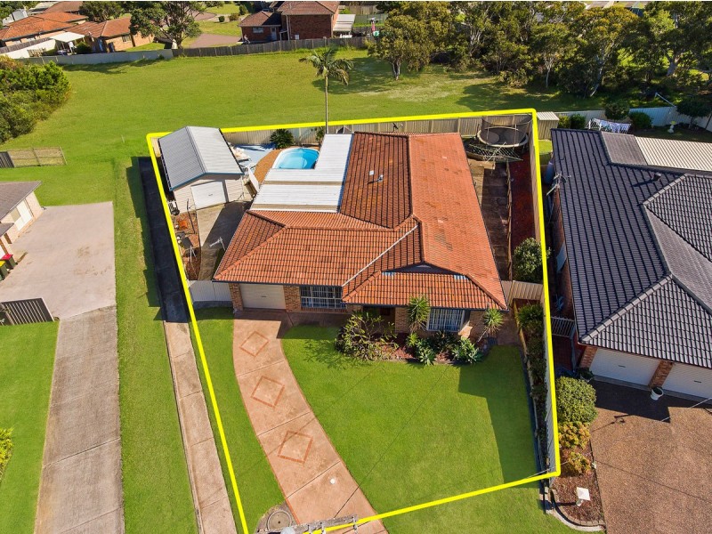 9 Peta Close, Bateau Bay NSW 2261