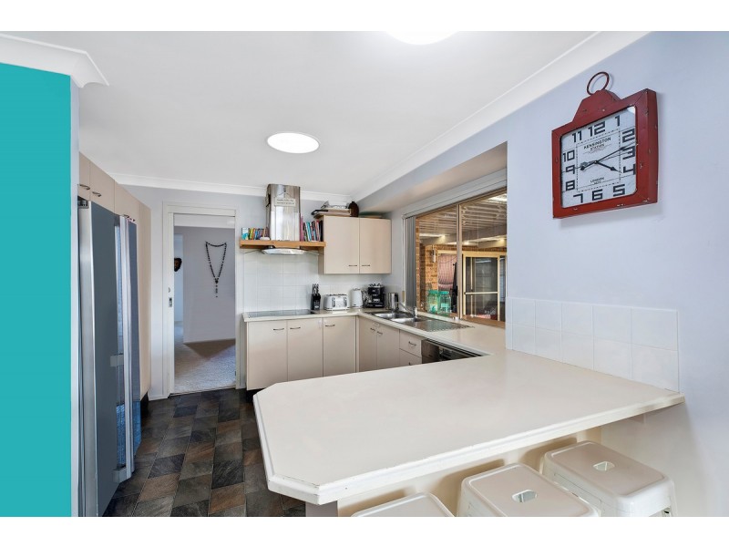 9 Peta Close, Bateau Bay NSW 2261