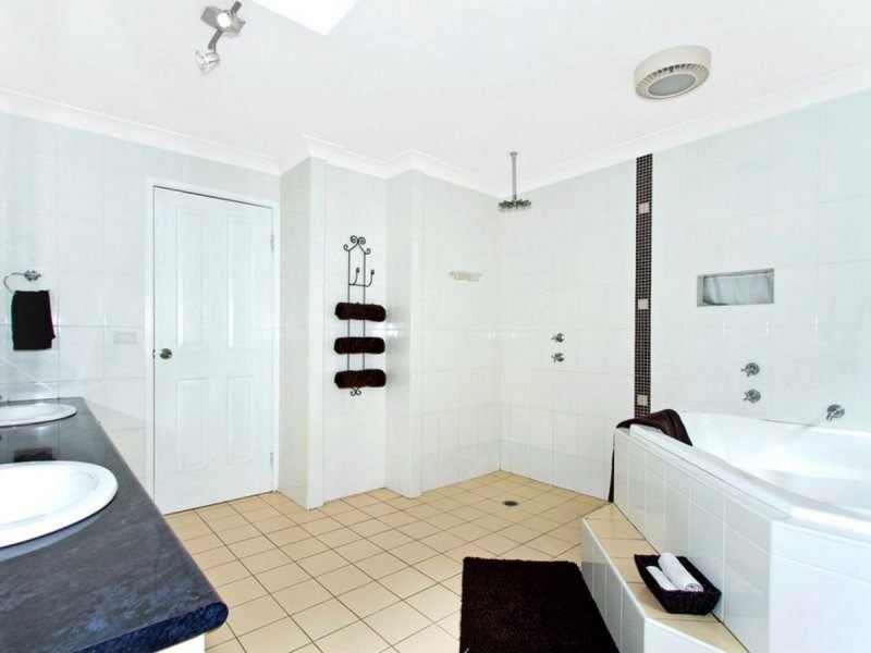 16 Sierra Avenue, Bateau Bay NSW 2261