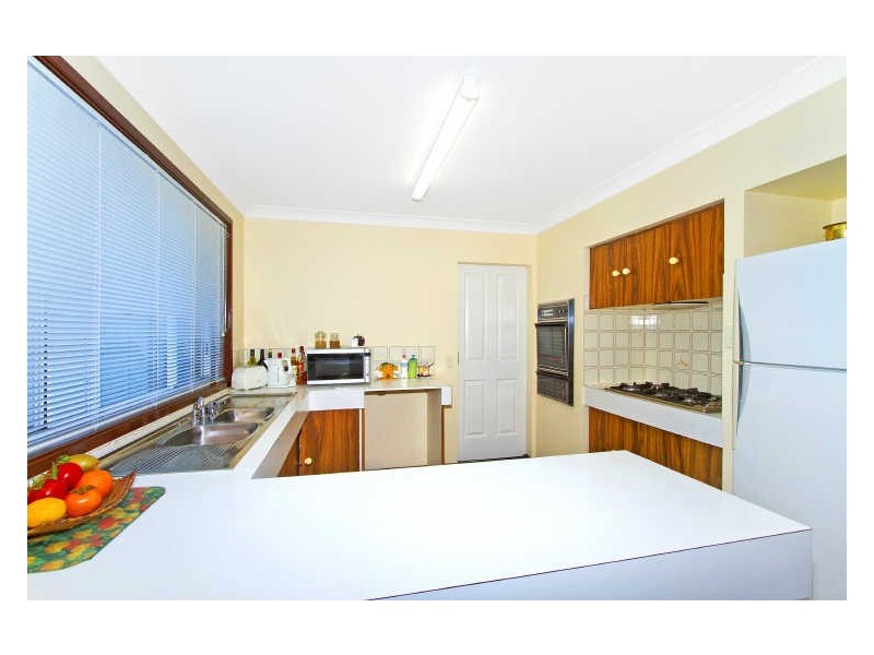 8 Anglers Dr, Bateau Bay NSW 2261