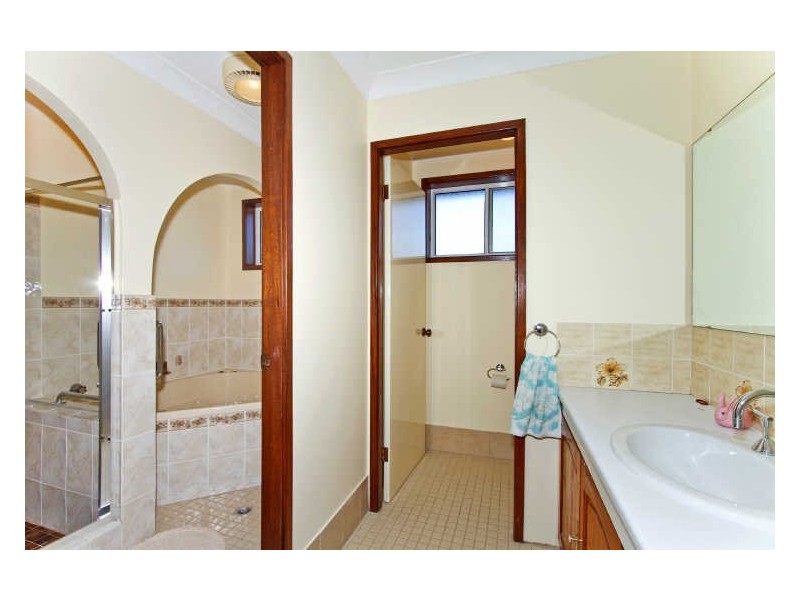 8 Anglers Dr, Bateau Bay NSW 2261