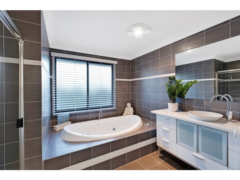 16 Hinemoa Avenue, Killarney Vale NSW 2261