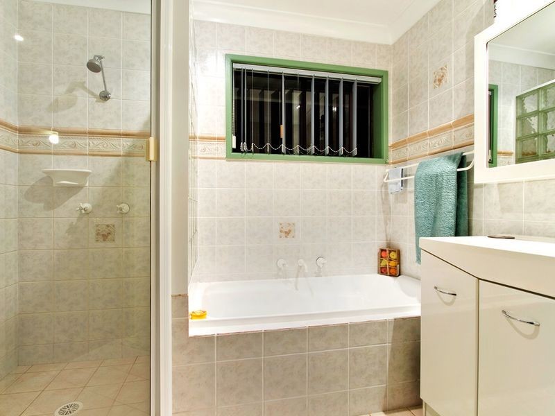 10 Anglers Dr, Bateau Bay NSW 2261