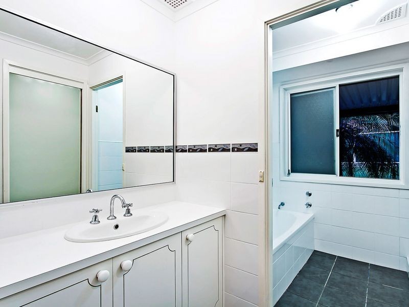 5 Carnation Cl, Bateau Bay NSW 2261