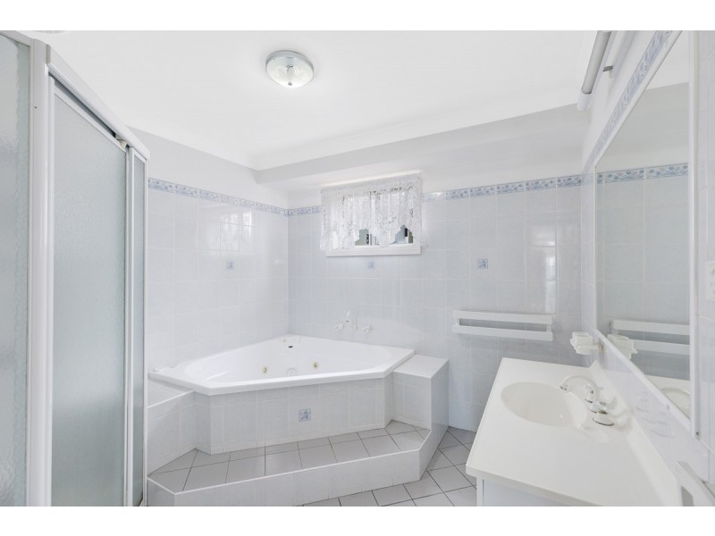 246 Cresthaven Avenue, Bateau Bay NSW 2261