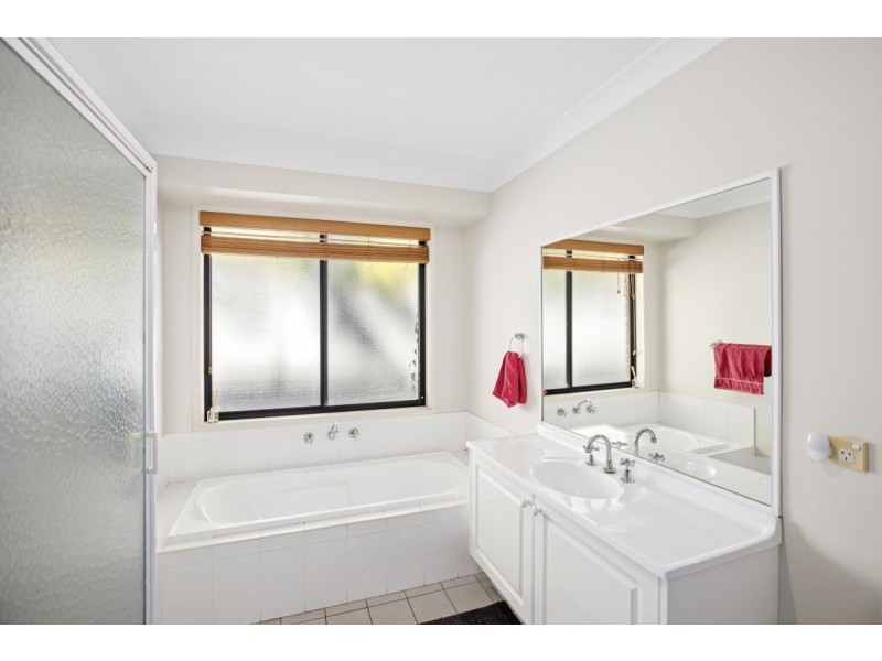 43 Bataan Circuit, Bateau Bay NSW 2261