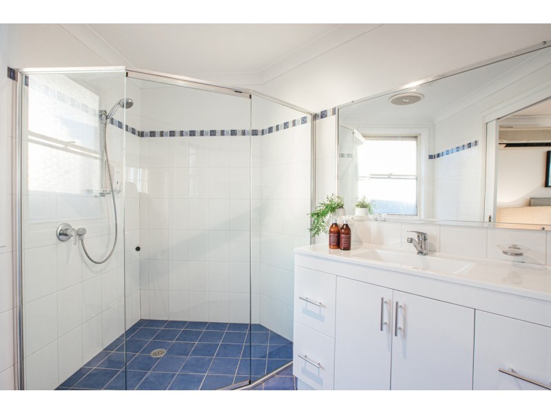 198 Cresthaven Avenue, Bateau Bay NSW 2261