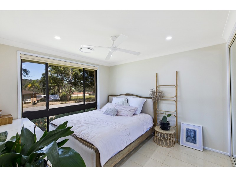 180 Cresthaven Avenue, Bateau Bay NSW 2261