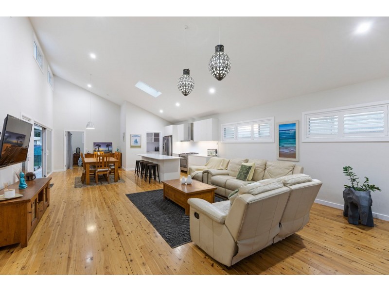 19 Bateau Bay Road, Bateau Bay NSW 2261