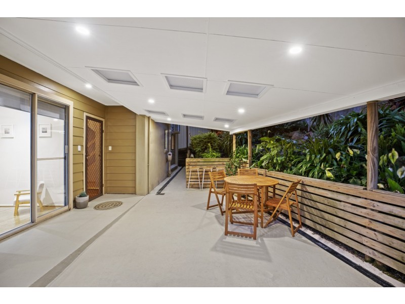 8 Valley View Road, Bateau Bay NSW 2261