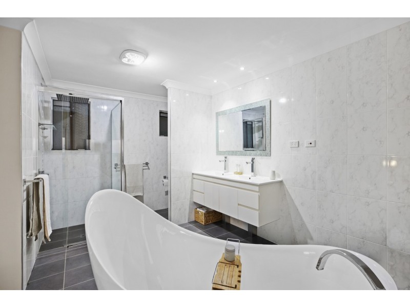 8 Valley View Road, Bateau Bay NSW 2261