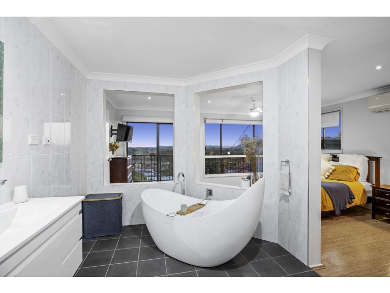 8 Valley View Road, Bateau Bay NSW 2261