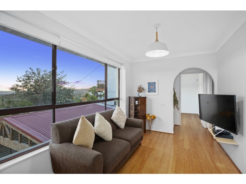 8 Valley View Road, Bateau Bay NSW 2261