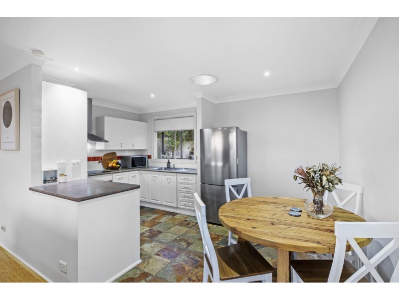 8 Valley View Road, Bateau Bay NSW 2261