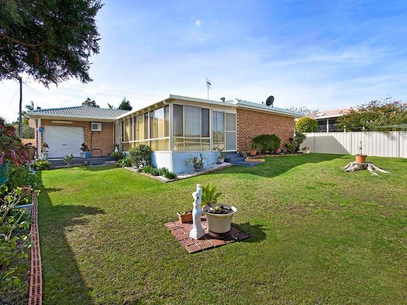 6 Peta Cl, Bateau Bay NSW 2261