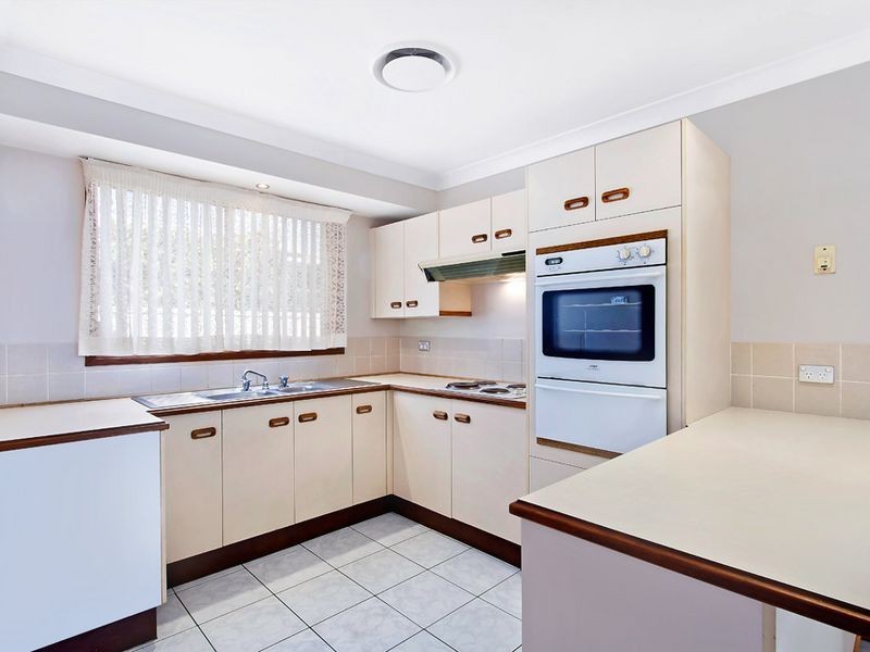 6 Peta Cl, Bateau Bay NSW 2261